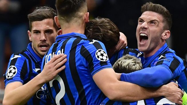 Bek Atalanta Robin Gosens merayakan golnya setelah membuka skor selama pertandingan leg pertama babak 16 besar Liga Champions antara Atalanta melawan Valencia di Stadion Giuseppe Meazza, Milan, Kamis (20/2). [Miguel MEDINA / AFP]