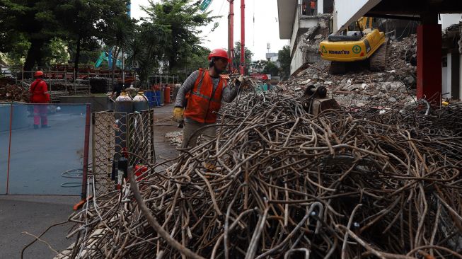 Pekerja beraktivitas di lokasi proyek revitalisasi kawasan Taman Ismail Marzuki (TIM) di Jakarta, Kamis (6/2 ). [Suara.com/Angga Budhiyanto]