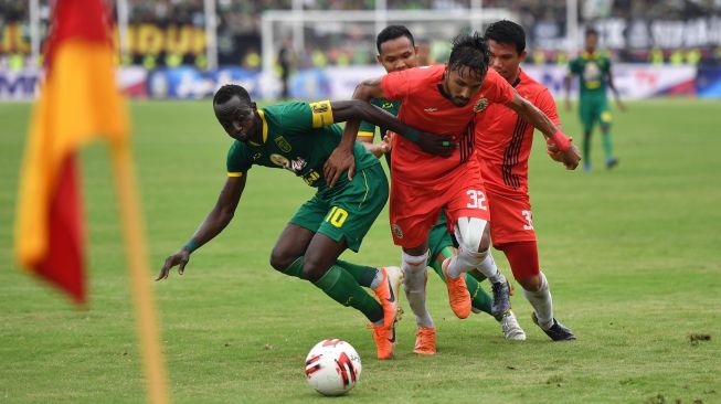 Pesepakbola Persebaya Makan Konate (kiri) berebut bola dengan pesepakbola Persija Rohit Chand (kanan) dalam final Piala Gubernur Jawa Timur di Gelora Delta, Sidoarjo, Jawa Timur, Kamis (20/2/2020). Persebaya menjadi juara setelah mengalahkan Persija dengan skor 4-1. ANTARA FOTO/Zabur Karuru