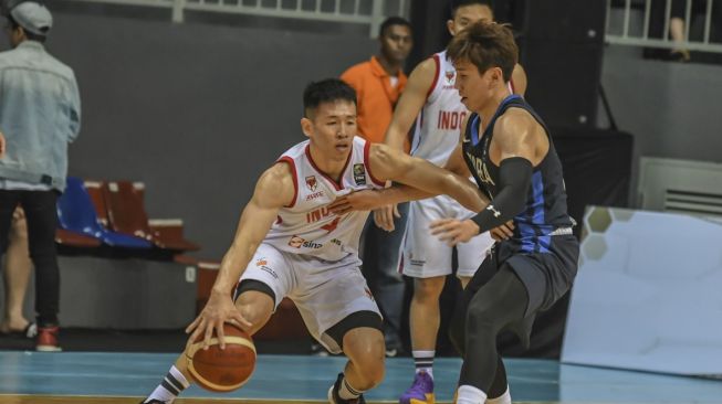 Shooting guard Timnas Basket Indonesia, Abraham Damar Grahita (kiri), mencoba melewati pebasket Korsel Moon S G pada pertandingan Grup A Kualifikasi FIBA Asia Cup 2021 di Britama Arena, Jakarta, Kamis (20/2/2020). [ANTARA FOTO/Muhammad Adimaja]