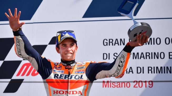Pebalap Repsol Honda, Marc Marquez, merayakan keberhasilan memenangi balapan MotoGP San Marino di Sirkuit Misano, Minggu (16/9/2019. [AFP/Marco Bertorello]
