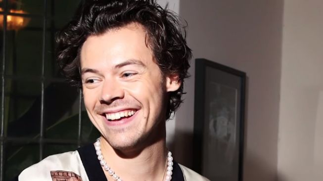 Semburkan Air saat Konser di Pandemi Covid-19, Harry Styles Dihujat