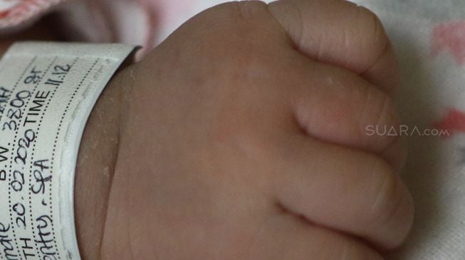 Bayi memakai gelang bertuliskan tanggal lahir '20-02-2020' di  di RSUD Pasar Minggu, Jakarta, Kamis (20/2). [Suara.com/Angga Budhiyanto]    
