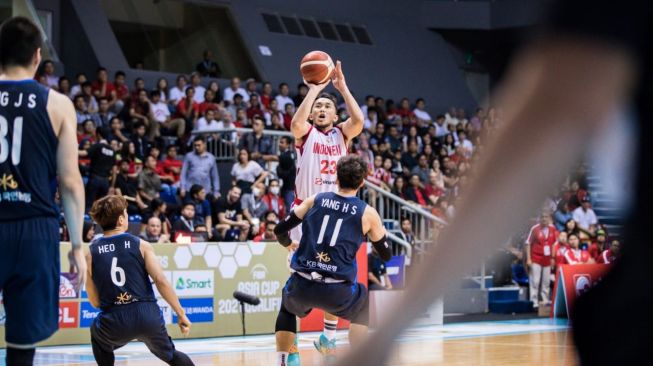 Small forward Timnas Basket Indonesia, Muhammad Hardian Wicaksono, mencoba melepaskan tembakan dalam laga Kualifikasi FIBA Asia Cup 2021 melawan Korsel di Britama Arena, Kelapa Gading, Jakarta Utara, Kamis (20/2/2020). [Dok. FIBA]