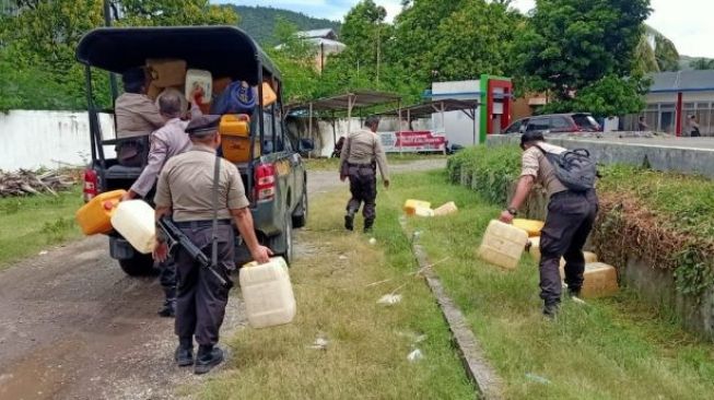 Polisi Sita 84 Jerigen kosong dan 10 Jergen isi solar di SPBU MT Luwuk