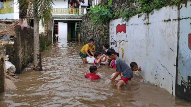 Tolong! Rumah Penduduk di Cawang Jakarta Terendam Banjir 1,5 Meter