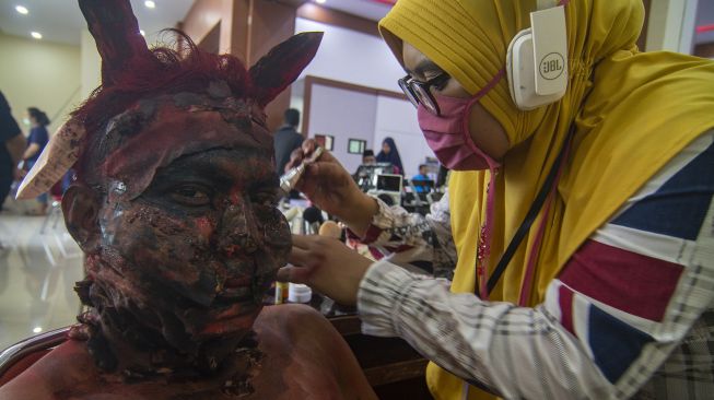 Salah satu tim peserta me-make up anggota timnya pada lomba make up karakter di Palu, Sulawesi Tengah, Jumat (21/2).[ANTARAFOTO/Basri Marzuki]