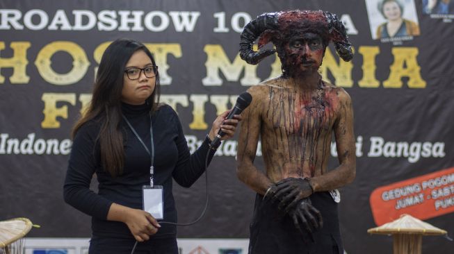 Salah satu tim peserta mempresentasikan hasil make up-nya di depan juri pada lomba make up karakter di Palu, Sulawesi Tengah, Jumat (21/2). [ANTARAFOTO/Basri Marzuki]