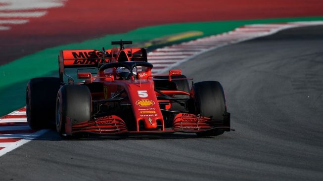 Pebalap Ferrari, Sebastian Vettel, menjalani hari kedua tes pramusim Formula 1 (F1) 2020 di Sirkuit Barcelona, Spanyol, Kamis (20/2). [AFP/Lluis Gene]