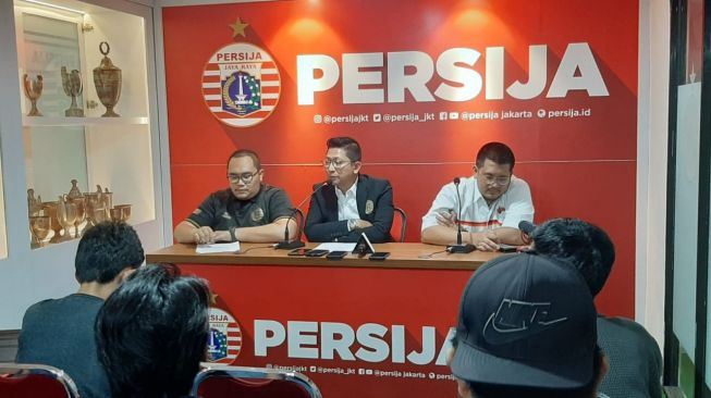 Presiden Persija Mochamad Prapanca dan Ketua Jakmania Dicky Soemarno saat memberikan keterangan pers terkait launching tim yang akan berlangsung di SUGBK, Senayan, Jakarta, Minggu (23/2/2020). (Suara.com/Adie Prasetyo Nugraha)