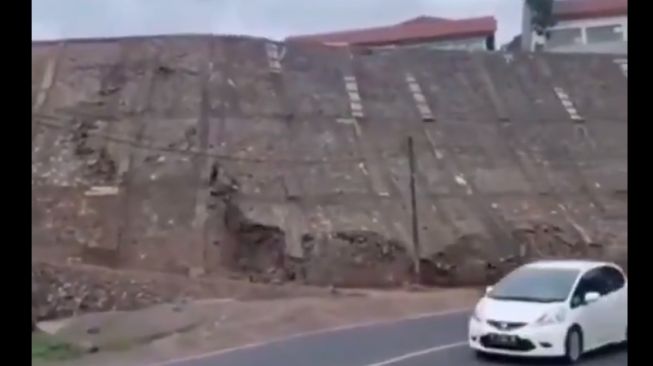 Diguncang Gempa Tasik, Tembok Penahan Tebing di Limbangan Ambrol