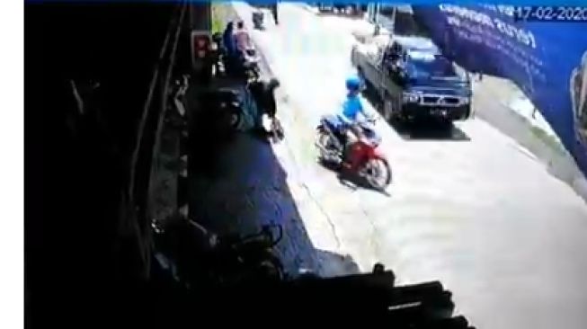 Simak uniknya video yang berkisah suami lupa istri gara-gara motoran [screenshot: @kamalhusseinr]