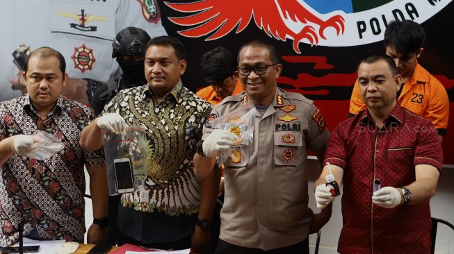 Kabid Humas Polda Metro Jaya Kombes Yusri Yunus (kedua kanan) beserta jajaran menunjukkan barang bukti saat rilis kasus narkoba di Direktorat Reserse Narkoba Polda Metro Jaya, Jakarta,  Jumat (21/2). [Suara.com/Angga Budhiyanto]  