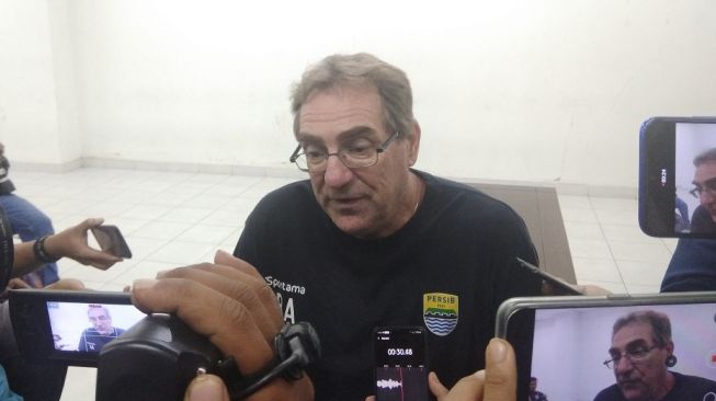 Ketgam: Pelatih kepala Persib Robert Rene Alberts usai mendampingi anak asuhnya di laga uji coba kontra Persikabo. Persib ditahan imbang Persikabo 0-0 di laga yang berlangsung di stadion GBLA, Bandung, Jumat (21/2/2020), sore itu. [Suara.com/Aminuddin]