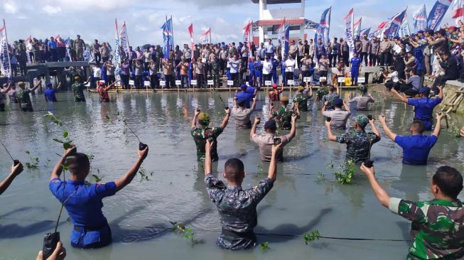 Kapolri, Panglima TNI dan Menteri KKP Tanam 20 Ribu Mangrove di Banten