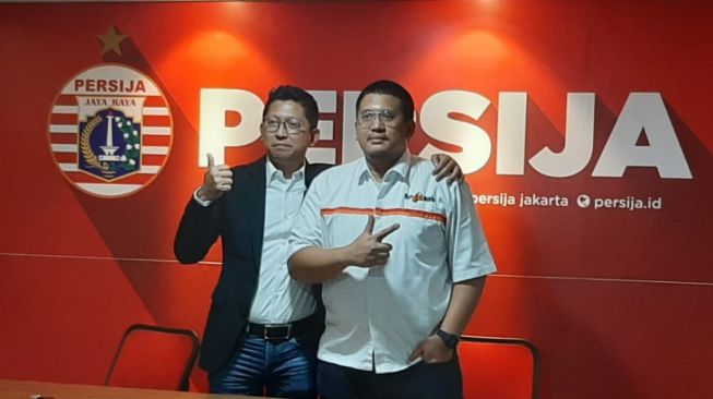 Presiden Persija Mochamad Prapanca dan Ketua Jakmania Dicky Soemarno saat memberikan keterangan pers terkait launching tim yang akan berlangsung di SUGBK, Senayan, Jakarta, Minggu (23/2/2020). (Suara.com/Adie Prasetyo Nugraha)