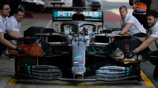Pebalap Mercedes, Lewis Hamilton, bersiap mengikuti sesi tes pramusim Formula 1 (F1) 2020 di Sirkuit Barcelona, Spanyol, Rabu (19/2). [AFP/Lluis Gene]