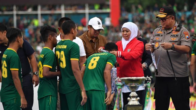 Gubernur Jawa Timur Khofifah Indar Parawansa (kedua kanan) didampingi Kapolda Jawa Timur Irjen Pol Luki Hermawan (kanan) menyerahkan medali penghargaan sebagai juara Piala Gubernur Jawa Tiimur 2020 kepada pesepakbola Persebaya di Stadion Gelora Delta Sidoarjo, Jawa TImur, Kamis (20/2). [ANTARA FOTO/Zabur Karuru]