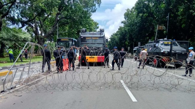 Dipasang Kawat Berduri, Akses Menuju Istana Merdeka Ditutup