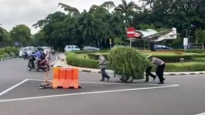 Polantas Bantu Dorong Gerobak Penuh Rumput Lewati Tanjakan, Videonya Viral