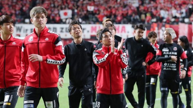 Pemain Hokkaido Consadole Sapporo Chanathip Songkrasin (tengah) memberi penghormatan kepada para penonton setelah pertandingan Liga Jepang melawan Kawasaki Frontale di Sapporo Dome, Sapporo, Jepang, 7 Desember 2019. (ANTARA/Takuya Matsumoto / The Yomiuri S/Takuya Matsumoto)