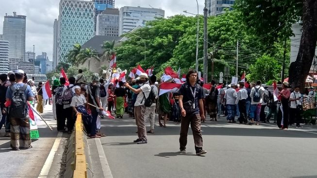 Ratusan pendemo Aksi 212 Berantas Mega Korupsi Selamatkan NKRI di kawasan Patung Kuda, Jakarta Pusat. (Suara.com/Arga).