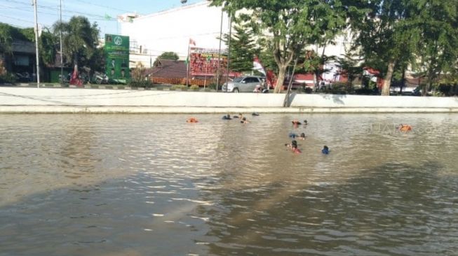 BPBD bersama dengan kepolisian langsung melakukan pencarian.seorang pelajar bernama Fitra Rangga Nugraha (16) yang hilang setelah terseret arus di Kalimalang, Jumat (21/2/2020) sore. (Foto dok. BPBD Kota Bekasi)