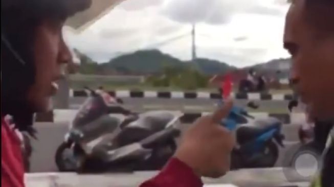 Ditilang Karena Masuk Jalur Cepat, Pemotor ke Polisi: Tapi Saya Cepat