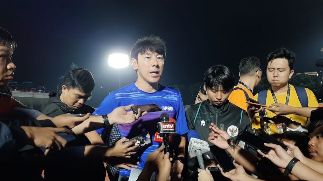 Pelatih timnas Indonesia Shin Tae-yong saat memberikan keterangan pers usai timnya dibantai oleh Persita Tangerang di Stadion Madya, Jumat (21/2/2020). (Suara.com/Adie Prasetyo Nugraha).