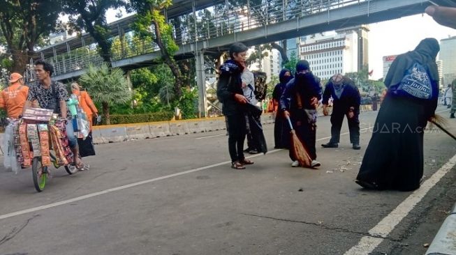 Demo Selesai, Sejumlah Wanita Bercadar Punguti Sampah Peserta Aksi 212