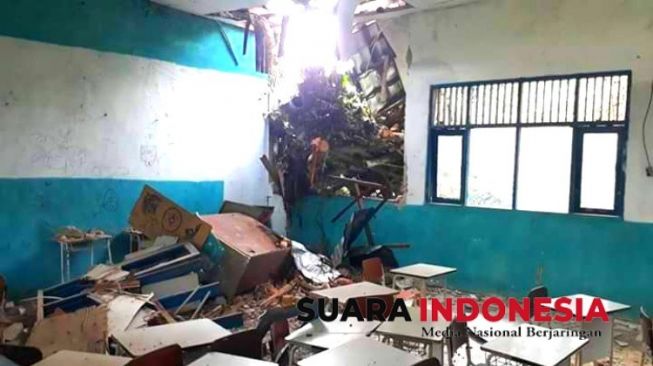 Angin Kencang, Pohon Tumbang Dan Robohkan Bangunan SMPN 1 Sangkulirang
