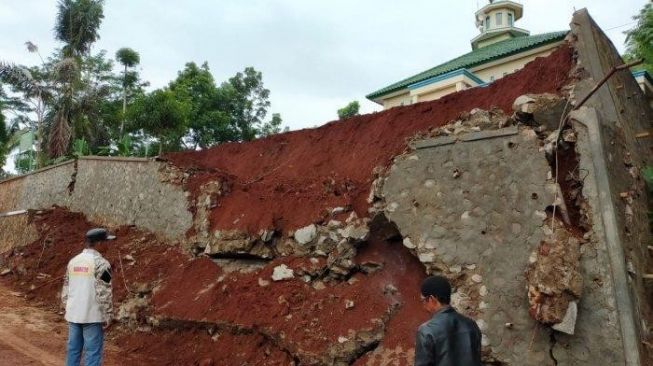 Bukan Karena Gempa, Ini Penyebab Tembok Penahan Tebing di Garut Roboh