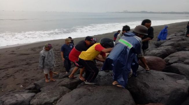 Identitas Jenazah Pria Bertato di Pantai Padanggalak Terungkap