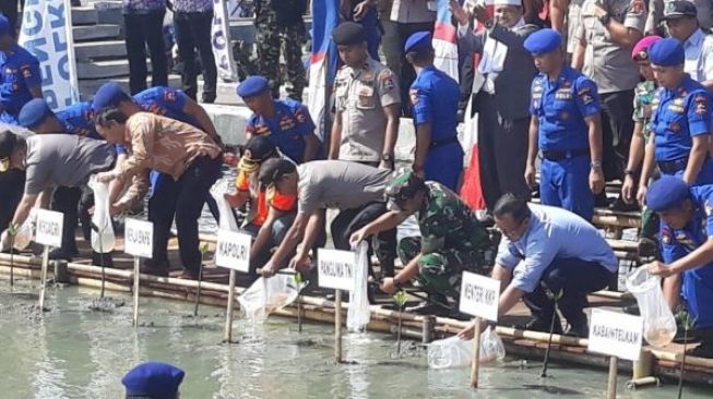 Kapolri dan Panglima TNI Tanam Mangrove di Pasisir Tangerang