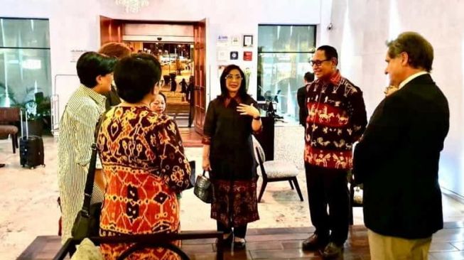 NTT Tampilkan Patung Komodo Pada Festival Bunga di Equador