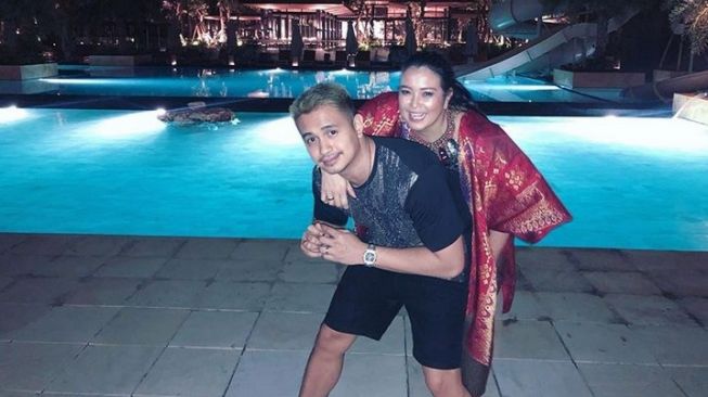 Ajun Perwira dan istri, Jennifer Jill Supit. [Instagram]