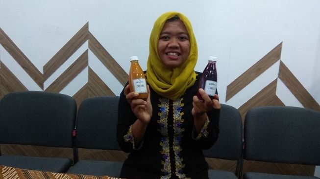 Aafiyah Nuur pemilik warung jamu Warisan 1983 membagikan tips menyimpan rempah untuk bahan jamu. (Suara.com/Lilis Varwati)