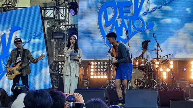 Devano Danendra dan Naura di panggung Love Fest 2020 di Istora Senayan, Jakarta, Sabtu (22/2/2020). [Ismail/Suara.com]