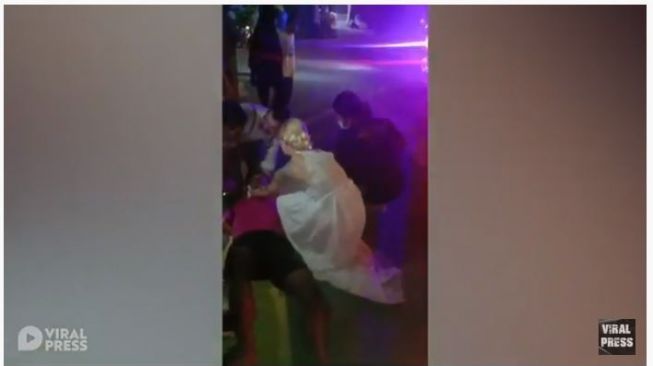 Pasangan pengantin baru menolong korban kecelakaan. (Youtube/Viral Press)