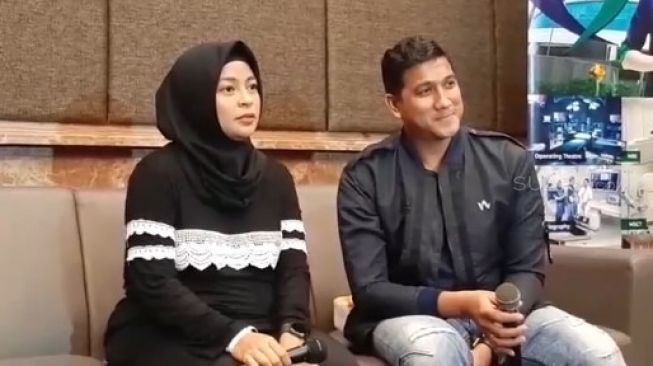 Tantri Kotak dan Arda Naff menggelar konfrensi pers terkait kelahiran anak keduanya. [Herwanto/Suara.com]