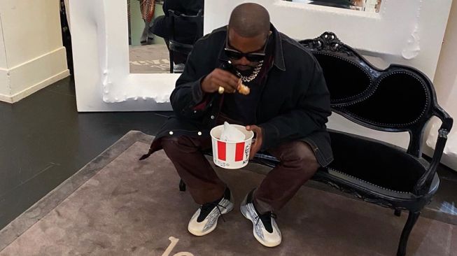 Kim Kardashian mampir beli KFC. (Instagram/@kimkardashian)