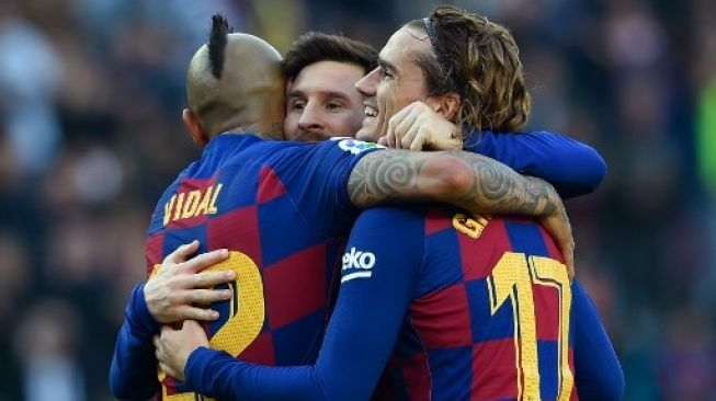 Pemain Barcelona Lionel Messi (tengah) rayakan gol ke gawang Eibar dalam pertandingan La Liga yang berlangsung di Camp Nou, Sabtu (22/2/2020). [AFP]