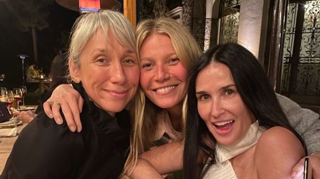 Gwyneth Paltrow dan rekan artis tanpa makeup. (Instagram/@gwynethpaltrow)