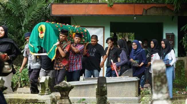 Keluarga dan kerabat membawa jenazah korban hanyut arus sungai atas nama Khairunnisa Nurcahyani saat prosesi pemakaman di Girikerto, Turi, Sleman, D.I Yogyakarta, Sabtu (22/2). [ANTARA FOTO/Andreas Fitri Atmoko]