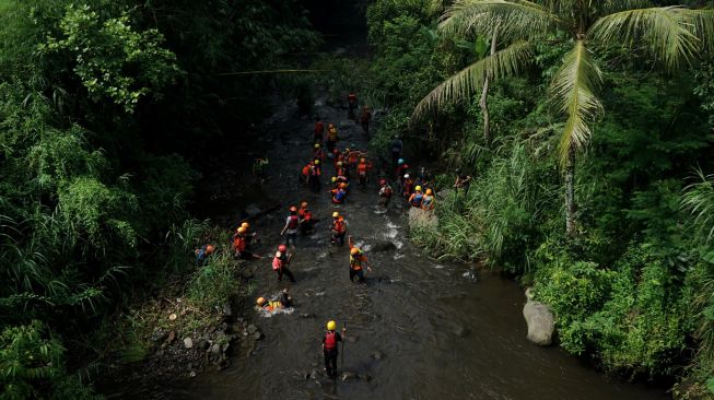 Petugas melakukan penyisiran lanjutan untuk mencari sejumlah anggota pramuka SMP N 1 Turi yang tenggelam di Kali Sempor, Pandowoharjo, Sleman, D.I Yogyakarta, Sabtu (22/2). [ANTARA FOTO/Andreas Fitri Atmoko]