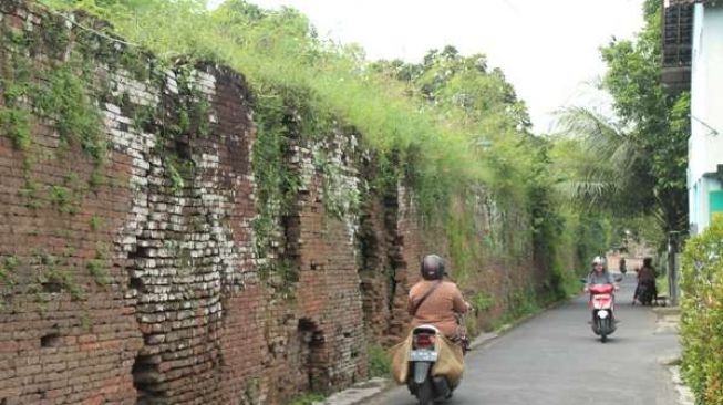 Benteng Eks Keraton Kartasura Banyak Lubang dan Jadi Sasaran Pencurian