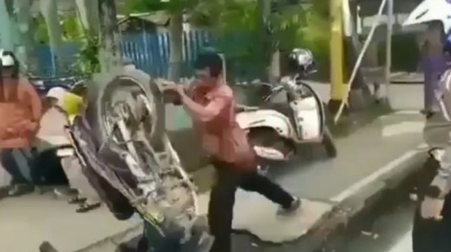 Tak Terima Ditilang, Pria Ini Ngamuk Sambil Banting Motor dan Dorong Polisi