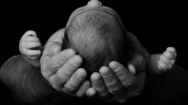 Tega! Ada Orang Tua Tinggalkan Bayi Baru Lahir di Kap Mobil