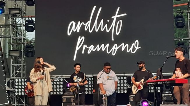 Ardhito Pramono dan Naura di panggung Love Fest 2020. [Ismail/Suara.com]