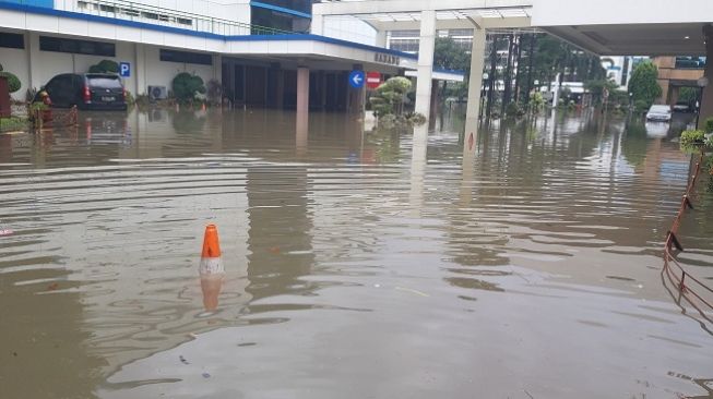 Kantor Direktorat Bea dan Cukai di Jakarta Timur kebanjiran, Minggu (23/2/2020). (Foto: Twitter/via TMCPoldaMetro)